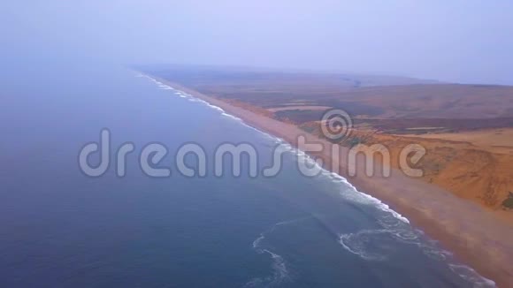 生动的海景太平洋雷耶斯角海岸线视频的预览图
