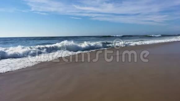 波浪到达海滩岸边视频的预览图