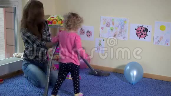 幼儿和幼儿用吸尘器打扫房间视频的预览图