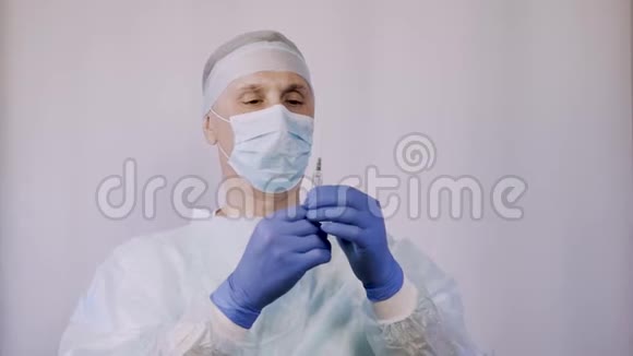 医生拿着注射器和疫苗他正准备给病人打针清除多余空气视频的预览图