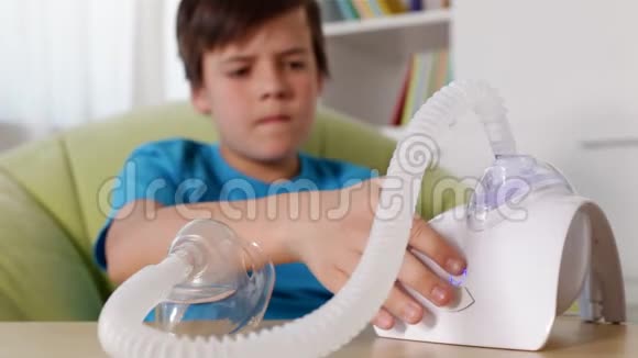 使用雾化吸入器的男孩咳嗽视频的预览图