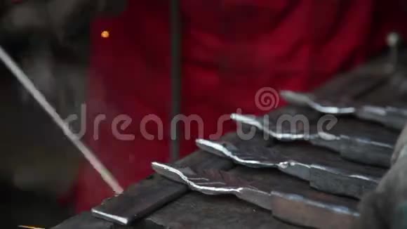 一个人用尖尖焊接栅栏视频的预览图