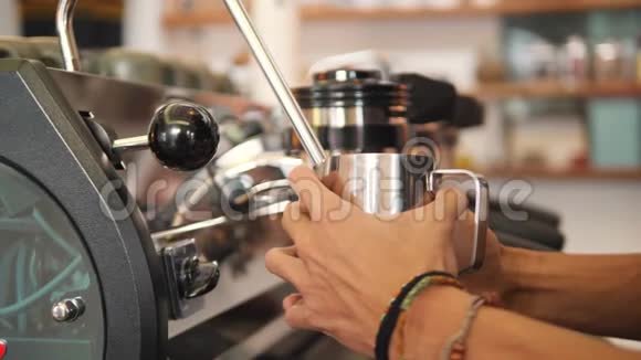 咖啡师加热豆浆与专业咖啡机卡布奇诺在Coffeeshop4K慢动作视频的预览图