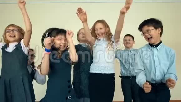 一大群快乐欢快的孩子们跳着舞视频的预览图