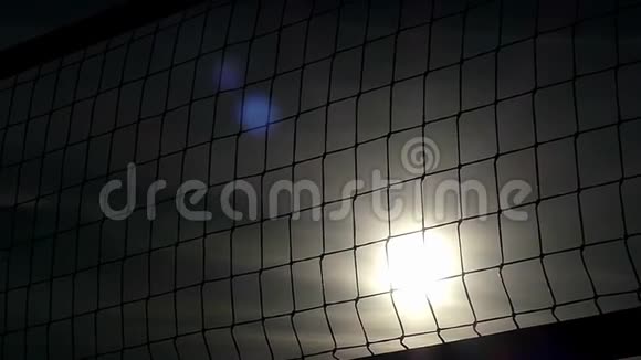 一个排球网和一个球在太阳落山时飞过视频的预览图