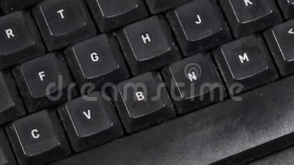 黑色二手电脑键盘的特写顺时针旋转转盘视频的预览图