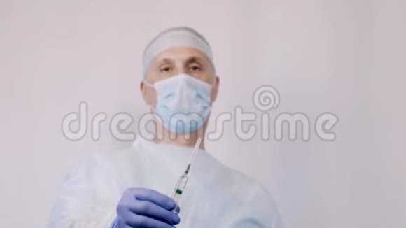 医生是个外科医生拿着注射器注射疫苗他正准备给病人打针拆卸视频的预览图
