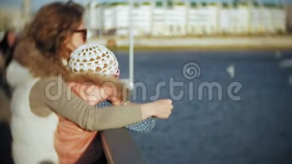 一个年轻的女人和她的女儿正在吃一条鸥河视频的预览图