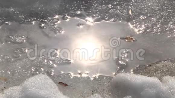 冰和溪流的春天融化视频的预览图