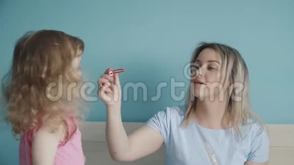 妈妈和小女儿吹肥皂泡视频的预览图