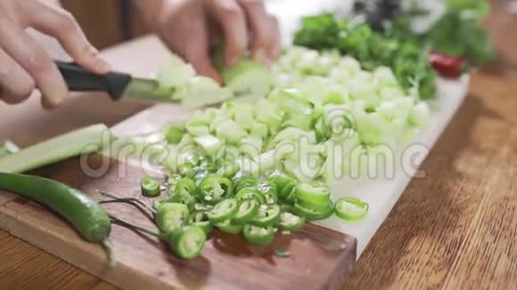 厨师正在切黄瓜和蔬菜以制作新鲜健康的蔬菜沙拉食物中的维生素和素食视频的预览图