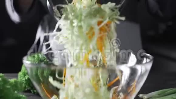 厨师用卷心菜和胡萝卜做蔬菜沙拉素食新鲜食物和维生素健康食物绿色蔬菜视频的预览图