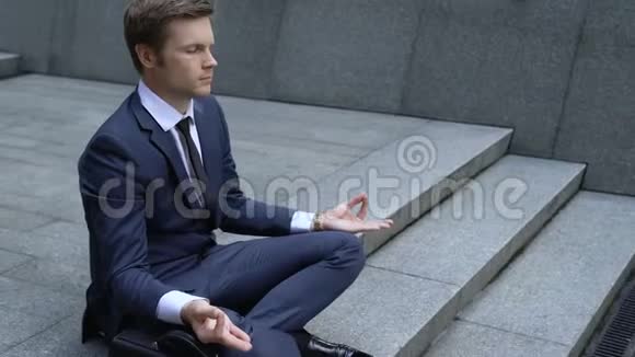 商人坐在莲花的位置冷静和自我控制的商业视频的预览图