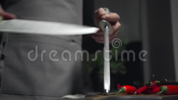 厨师在厨房磨刀准备食物烹饪厨房工具烹饪食物美味的食谱视频的预览图
