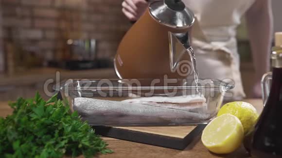 厨师用开水倒生鱼煮鱼用海鲜做菜煮鱼视频的预览图