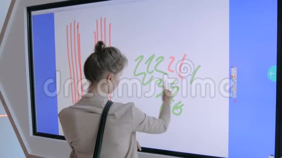 使用互动触摸屏展会绘画的妇女视频的预览图