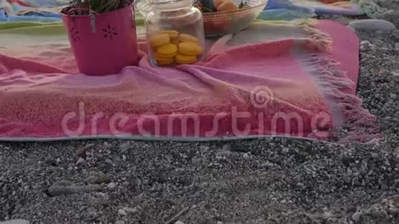 暑假概念与薰衣草水果和饼干在海滩视频的预览图