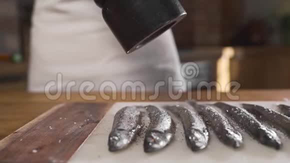 鱼是用胡椒粉在沸水中煎的鱼啤酒小吃脆皮鱼烹饪食品厨师在视频的预览图