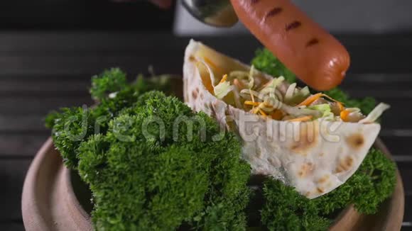 厨师用新鲜的蔬菜蔬菜和烤肠快餐食物烹饪美味的食谱和厨师制作玉米饼视频的预览图