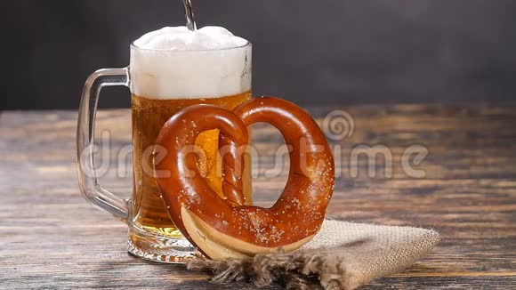 一杯啤酒和脆饼放在木桌上视频的预览图