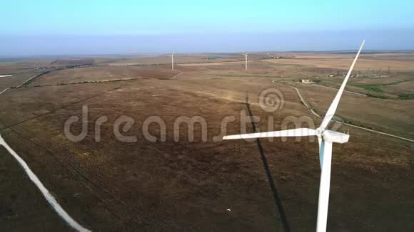风力涡轮机可再生能源可持续发展环境友好的理念从顶部看空中飞行医生视频的预览图