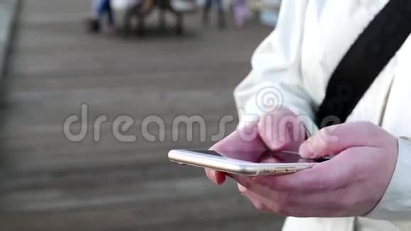 女人在智能手机上打字视频的预览图