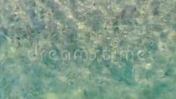 在浅反射的沙滩上鸟瞰蓝色海面透明绿松石海水表面俯视图视频的预览图