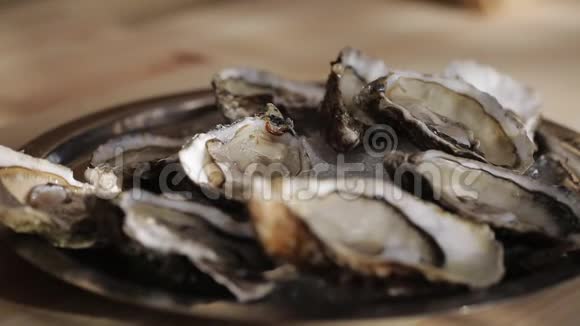 厨师把牡蛎放在盛冰的盘子里视频的预览图
