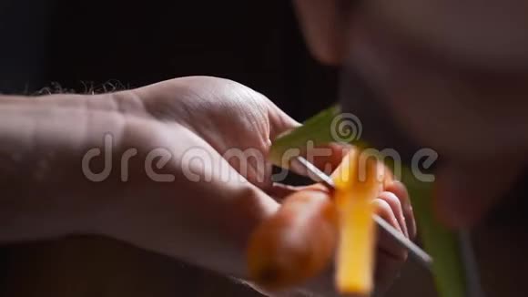 厨师打扫厨房里的胡萝卜整理卫生烹饪蔬菜维生素和健康食品素食视频的预览图