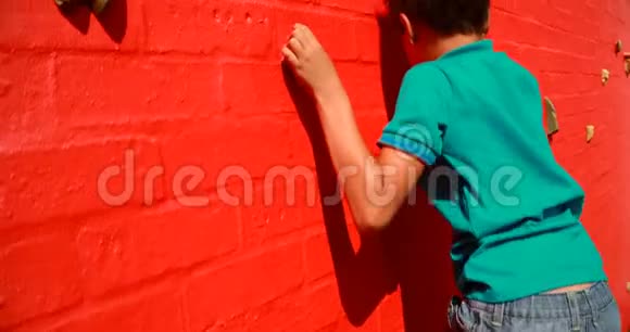 小学生攀爬墙4k的特写视频的预览图