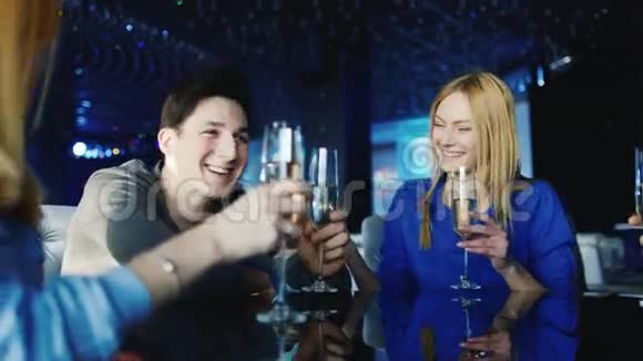 一个年轻时尚的男人和朋友在餐馆庆祝约会他接受祝贺拿起酒杯和酒视频的预览图