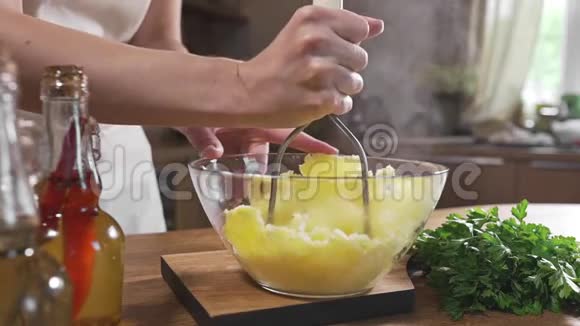 厨师用玻璃碗做土豆泥厨房做菜煮蔬菜素食健康食品视频的预览图
