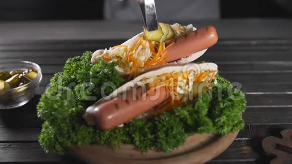 托利亚香肠和沙拉皮塔香肠和胡萝卜丝卷心菜烹饪快餐慢视频的预览图