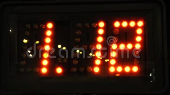 地铁里有电子号码的记分牌计算下一班火车时间的电子号码视频的预览图