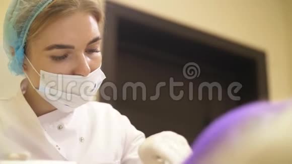 在一家美容诊所用激光从一名年轻妇女的皮肤上取出黑点视频的预览图