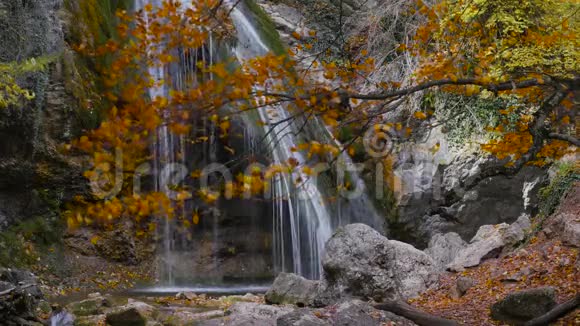 山峡瀑布4K视频的预览图