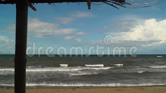 海水被温和的风吹进海滩视频的预览图