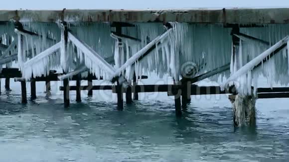 冬天的大海和码头视频的预览图