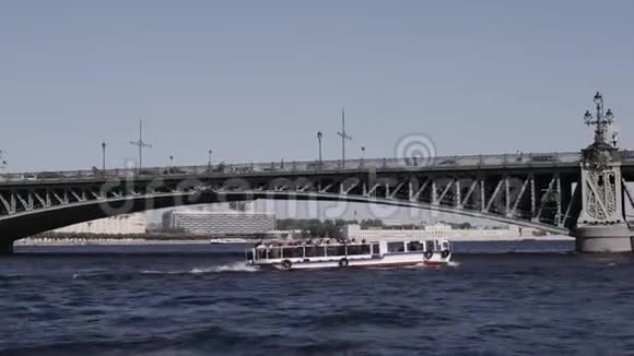 沿着圣彼得堡的河流和运河进行水上游览乘船视频的预览图