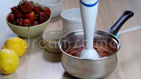 浆果在搅拌机里磨碎新鲜健康的早餐饮食食品厨房里的夏季维生素视频的预览图