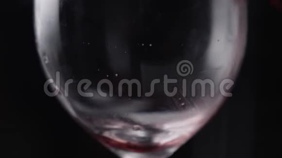 酒杯果汁葡萄酒把饮料倒入杯子里喷洒掉下去波浪视频的预览图