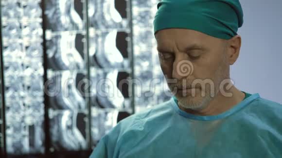 准备手术的严肃医生戴上医用面罩进行医疗保健视频的预览图