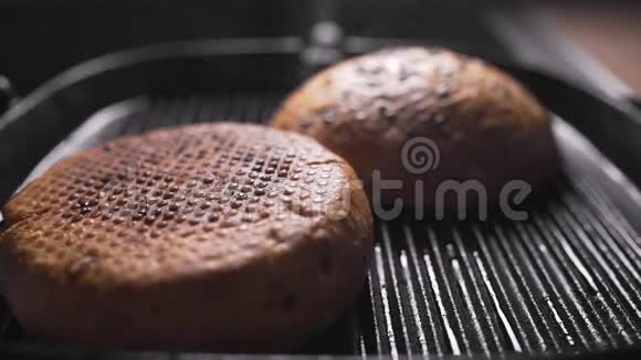 为汉堡烤脆面包做汉堡包快餐在家做饭面包是烤的视频的预览图