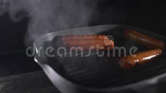 香肠是在热烤锅上烤烟烹饪食物肉餐美味的食物厨房的厨师快餐视频的预览图