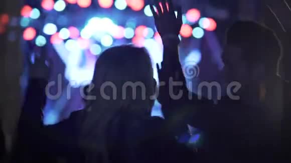 情侣们喜欢跳舞喜欢音乐喜欢夜店的气氛视频的预览图