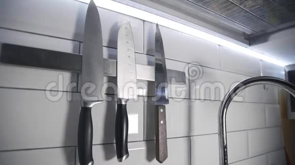 厨师在烹饪前拿锋利的刀厨房用品钢刀烹饪菜肴视频的预览图