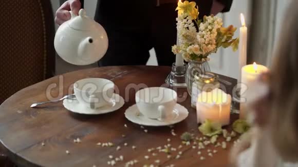 人在杯中倒茶视频的预览图