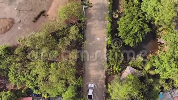 泰国芭堤雅2019年4月02日热带雨后被洪水淹没的街道和道路的俯视图视频的预览图