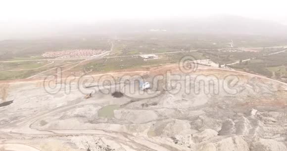 露天矿坑和大型采矿设备视频的预览图