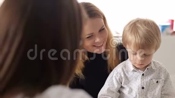 妈妈和儿子在儿科医生的招待会上视频的预览图